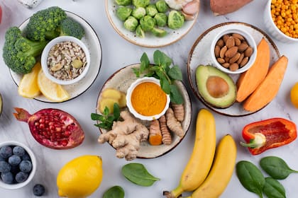 Frutas y verduras de estación, legumbres, semillas y alimentos fermentados son algunos de los pilares que el chef recomienda incorporar a la alimentación cotidiana