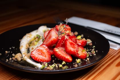 Frutillas con crema y pistachos, un postre que no falla