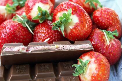Frutillas y chocolate amargo son 2 de los super alimentos para tener una buena piel