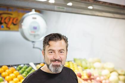 Fruto carnoso y tentador, acompaña a la humanidad desde siempre. Aquí, su dulzor fresco complementa a la perfección un postre clásico