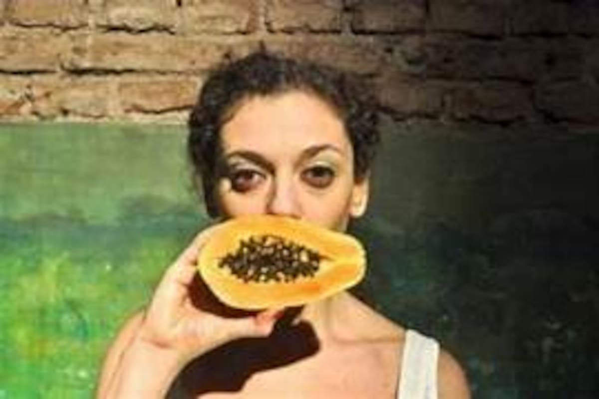 Frutos, palabras e imagen en la obra "rosa brillando"