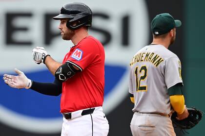 Fry impulsa cuatro y Williams poncha a 11 para Guardianes que vencen 8-2 a Atléticos