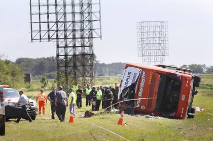 Volcó un micro en la ruta 2