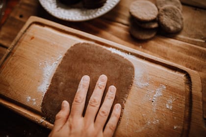 Desde El Hoyo, en Chubut, produce unos 2000 alfajores por semana que vende a todo el país