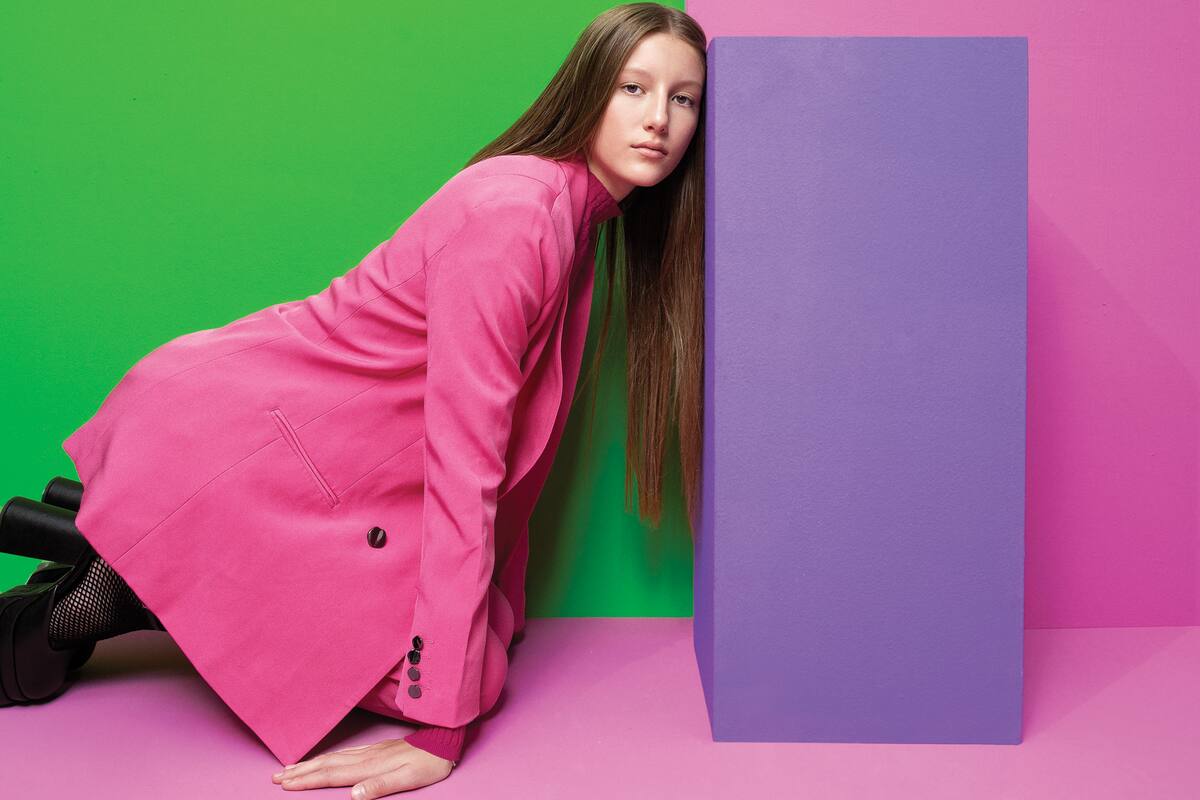 FUCSIA. El color del invierno en un traje sastrero con polera de hilo y guillerminas con plataforma (Renner)