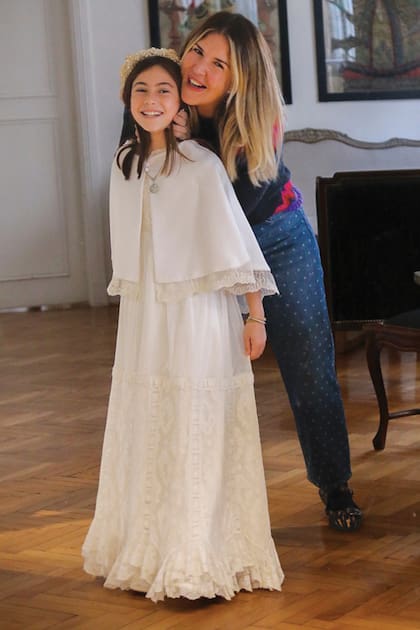 Fucsia, la hija de Tweety Dodero tomó la primera comunión y la diseñadora recicló un traje de novia hecho por ella y le dio una nueva vida con mucha dedicación