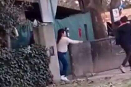 Fue a la casa de su ex pareja con un palo y una actitud muy violenta, intentó golpearla y ella se defendió a los tiros