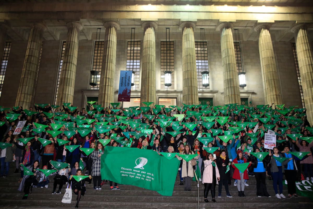 Fue a las 18.30 en las escalinatas de la Facultad