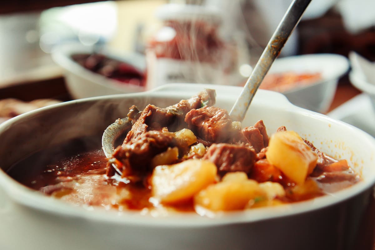 Fue a un almuerzo familiar, comió guiso y murió por intoxicación.