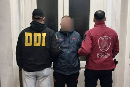 Fue a votar a una escuela porteña y quedó detenido tras descubrirse que estaba prófugo de la Justicia