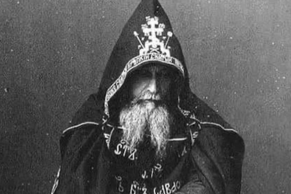 Fue abandonado en las escaleras de un monasterio en lo alto del Monte Athos (Foto: Twitter @historyinmemes)