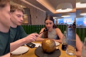 Fue al restaurante de Messi y se sorprendieron por los platos (Captura video)