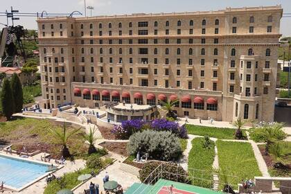 Fue construido con la tradicional piedra de color rosado local en 1931 en uno de los sitios más lindos de Jerusalén