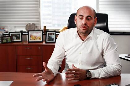 Fue de un paro cardíaco; había tenido una carrera meteórica en el mundo de los negocios y estaba sospechado de ser testaferro de la familia Moyano