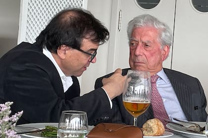 "Fue de una generosidad desbordante conmigo, y contribuyó de manera decisiva a darme a conocer internacionalmente", dice Cercas de Mario Vargas Llosa
Foto: Laura Ventura