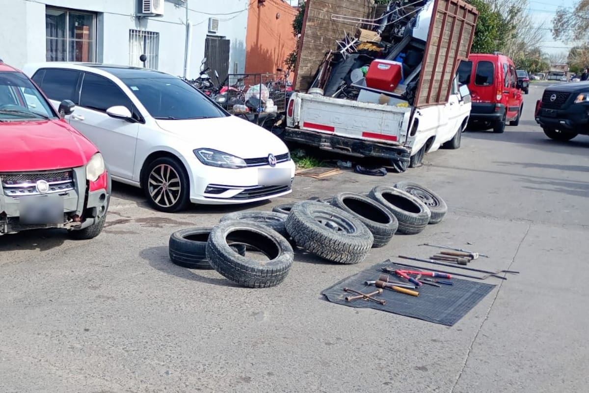 Fue descubierto en Lomas de Zamora una lugar de acopio de neumáticos robados
