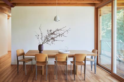 Fue diseñada con el concepto de espacio abierto e incluye cocina, comedor y living.