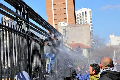 Fue durante una protesta de militantes del astillero Río Santiago