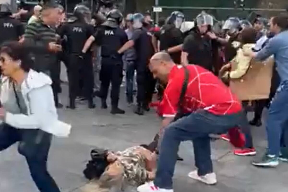 Fue en medio de los enfrentamientos de las fuerzas de seguridad con los barras y militantes de izquierda