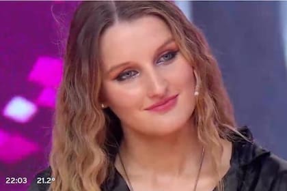 Fue en pijama a Los 8 escalones, sorprendió a Guido Kaczka y recibió un inesperado elogio de Nicole Neumann