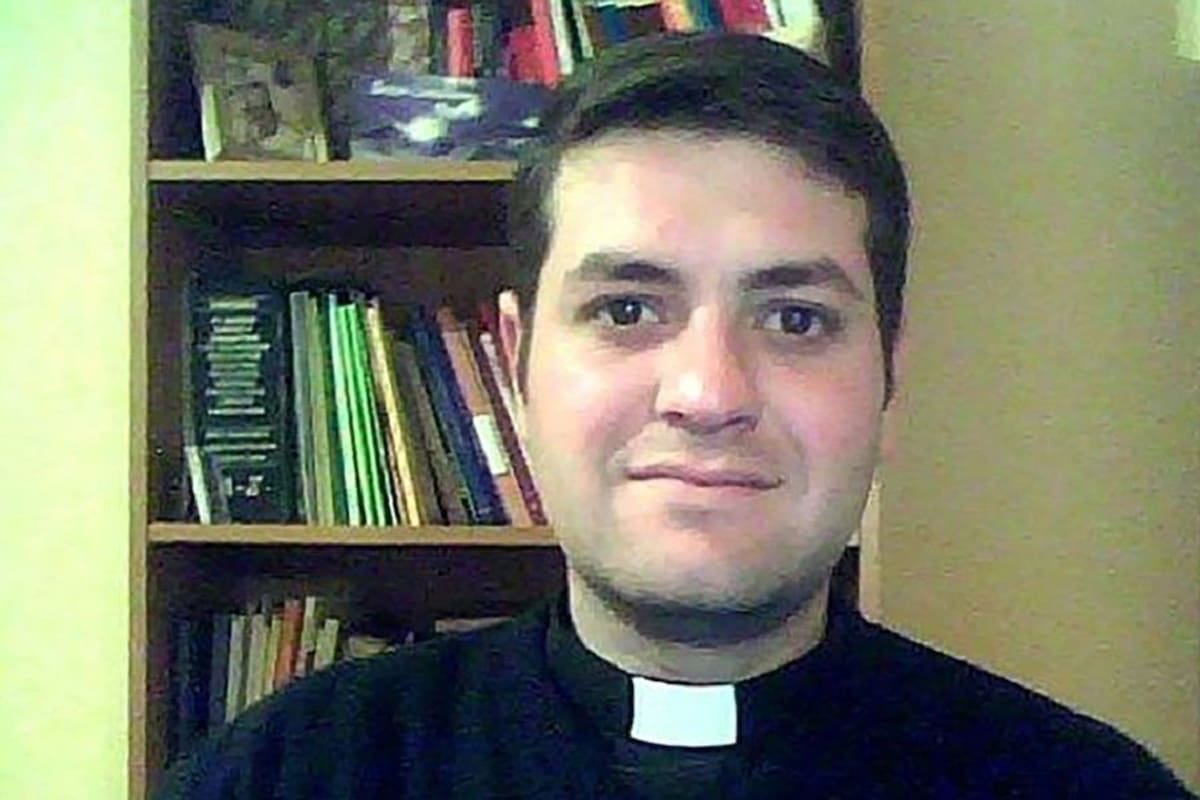 Fue en San Juan y el ex sacerdote desmiente haberlo hecho "por amor"