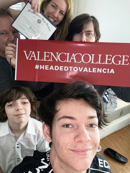 "Fue entonces cuando me dediqué a estudiar, y no paré. Estudiaba online y presencial, según las etapas de recuperación de mi brazo".