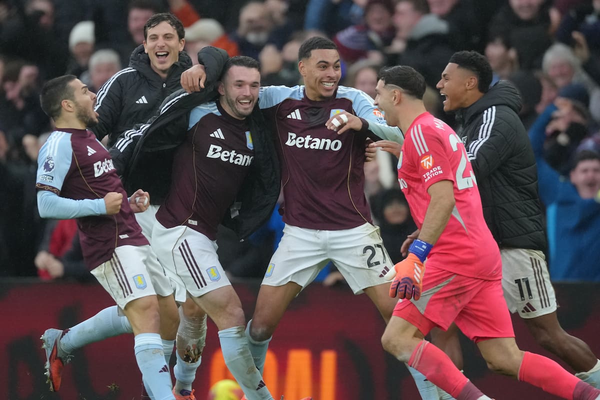 ¡Fue hasta Dibu Martínez! Los jugadores del Aston Villa celebran el gol del argentino Emiliano Buendía en el tiempo de descuento ante el Arsenal