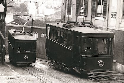 Fue inaugurado el 24 de octubre de 1885 y su diseño pertenece al ingeniero portugués Raoul Mesnier du Ponsard