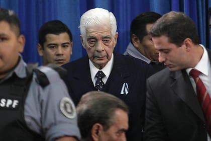 Fue juzgado y condenado por desapariciones, asesinatos, secuestros, torturas, violaciones y robos de bebés