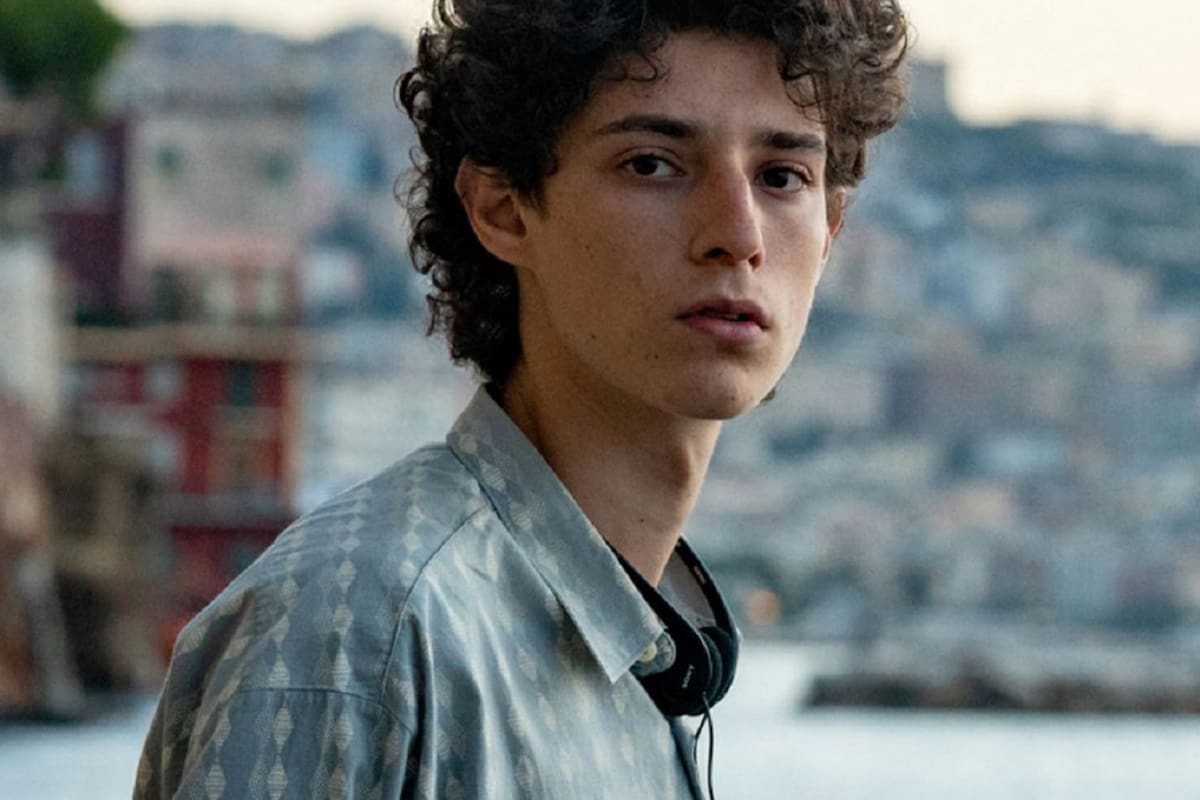 Fue la mano de Dios, de Paolo Sorrentino, no retrata la vida de Diego Maradona, sino que cuenta cómo influyó el astro del fútbol en la historia del director