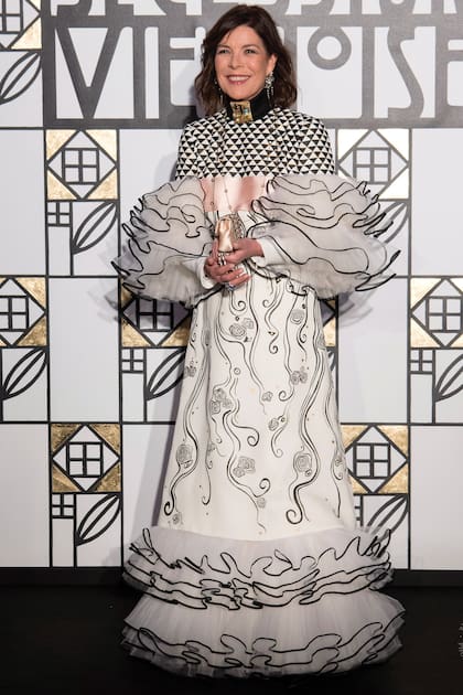 Fue musa y amiga entrañable durante 45 años de Karl Lagerfeld, quien fuera director creativo de Chanel y el responsable de que buena parte de su guardarropa lleve el sello de la icónica maison francesa. Esa alianza entre Carolina y la marca sigue firme a pesar de la muerte del Káiser (en febrero de 2019). De hecho, su hija Charlotte hoy es embajadora de la marca. En esta imagen vemos a la princesa de Mónaco con un look inolvidable: en el Baile de la Rosa de 2017.