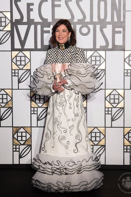 Fue musa y amiga entrañable durante 45 años de Karl Lagerfeld, quien fuera director creativo de Chanel y el responsable de que buena parte de su guardarropa lleve el sello de la icónica maison francesa. Esa alianza entre Carolina y la marca sigue firme a pesar de la muerte del Káiser (en febrero de 2019). De hecho, su hija Charlotte hoy es embajadora de la marca. En esta imagen vemos a la princesa de Mónaco con un look inolvidable: en el Baile de la Rosa de 2017.