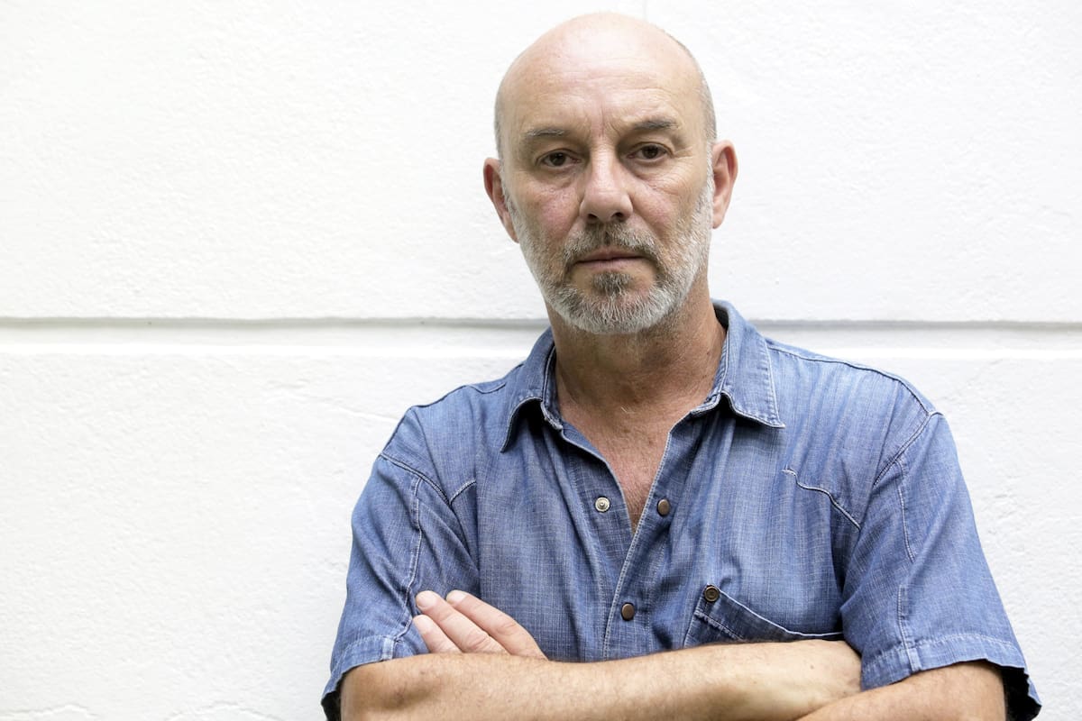 Fue poeta antes que novelista y ahora es además cineasta y músico; acaba de publicar una nueva novela breve y desconfía de las formas extensas: “Moby Dick es una lectura con cortes comerciales”, dice