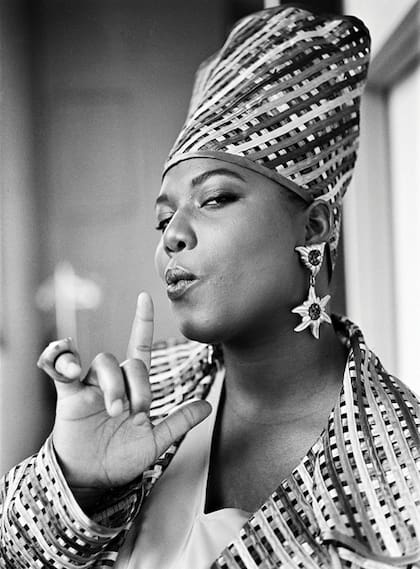 “Fue su idea hacer la pose como soplando una pistola”, escribe Al Pereira, que fotografió a Queen Latifah en el set de su video para “Fly Girl” en 1991. “Ella era la reina absoluta”
