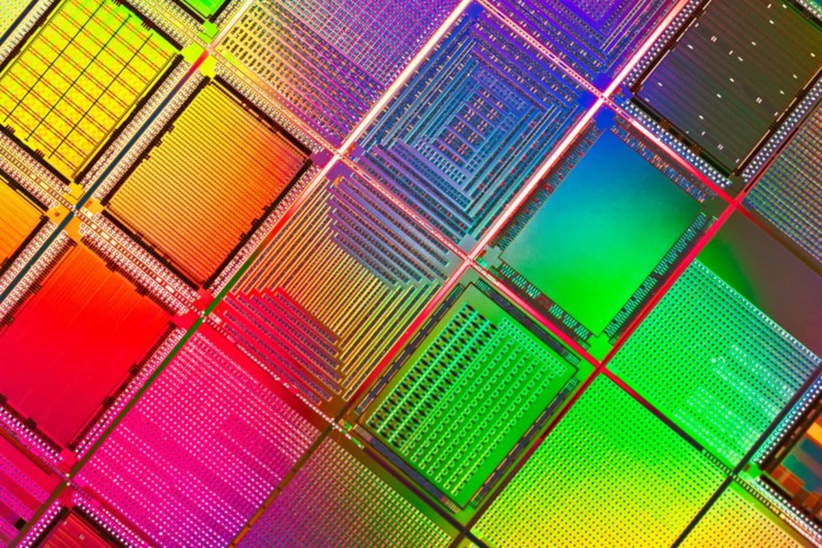 Fue un año marcado por la pandemia, que siguió impactando en la producción de chips, cuya escasez continúa. Con todo, IBM anunció un hallazgo revolucionario en la fabricación de circuitos integrados con pistas de 2 nanómetros que consumen un 75% menos energía