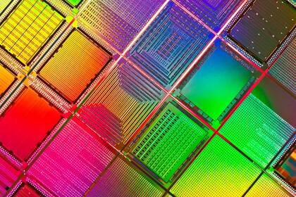 Fue un año marcado por la pandemia, que siguió impactando en la producción de chips, cuya escasez continúa. Con todo, IBM anunció un hallazgo revolucionario en la fabricación de circuitos integrados con pistas de 2 nanómetros que consumen un 75% menos energía