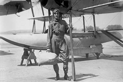 Fue un contraalmirante norteamericano. De acuerdo a sus anotaciones, habría temperaturas elevadas, vegetación y vida animal más allá de los polos Norte y Sur