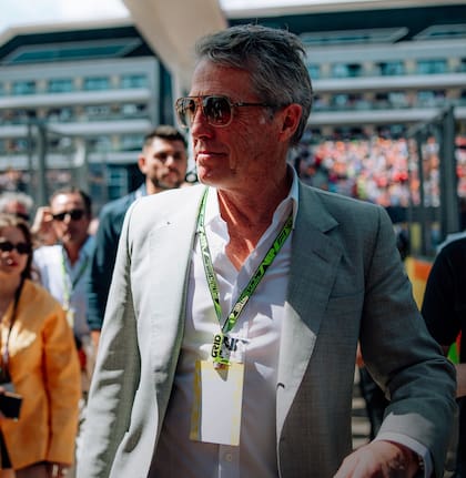 Fue un viaje express para Hugh Grant. Luego de asistir a la boda de Taylor Swift y Travis Kelce en el Madison Square Garden de Nueva York el viernes, el actor se las arregló para llegar y ser parte del Gran Premio de Gran Bretaña