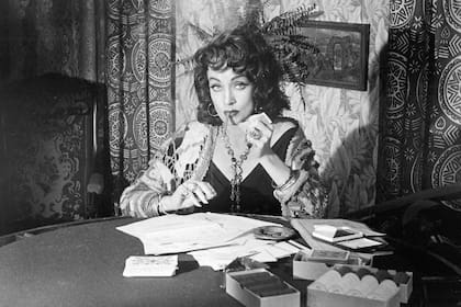 Fue una de las últimas apariciones de Marlene Dietrich en la pantalla, y la que siempre consideró su mejor interpretación.