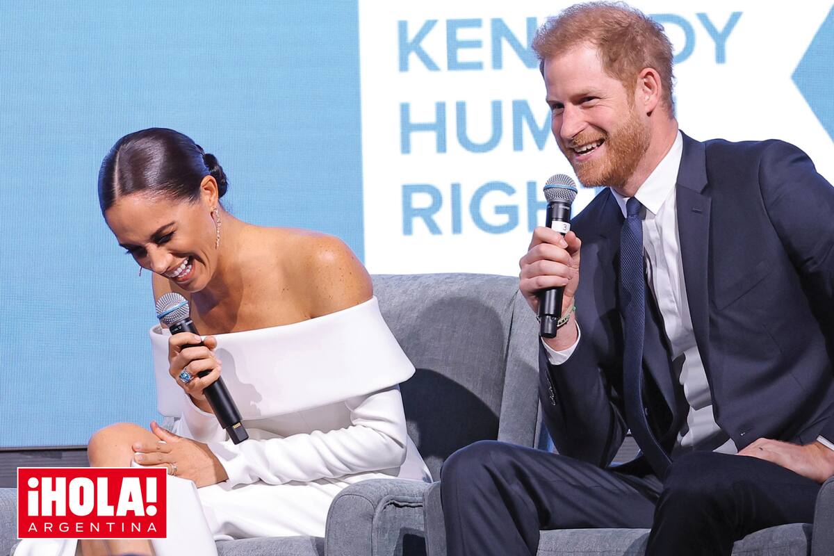 Fue una fiesta de etiqueta, en el que el protocolo dictaba vestido largo para ellas y traje para ellos. Para acceder se pagaba por la entrada y ese dinero irá destinado a obras solidarias.