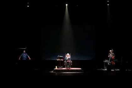Fue una gran decisión artística acompañar la lectura con arte y música en vivo
