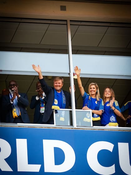 Fue una jornada doble para la Familia Real, ya que por la tarde asistieron al histórico 0-0 de Curazao ante Ecuador en el Arrowhead Stadium, en la ciudad de Kansas. El empate significó para los caribeños el primer punto en la historia de los Mundiales. Antigua colonia neerlandesa, Curazao hoy es un país autónomo aunque sigue formando parte del Reino de los Países Bajos