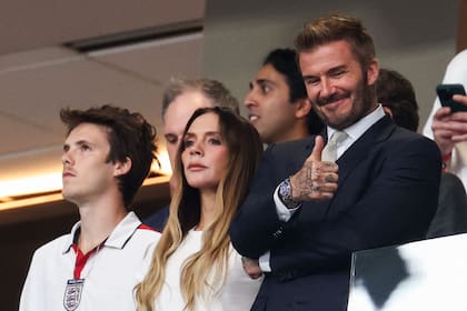 Fue una tarde difícil para el exfutbolista inglés. Mientras hinchaba por su país, tenía que enfrentarse a uno de sus jugadores favoritos: Leo Messi, quién actualmente es parte de su equipo Inter Miami
