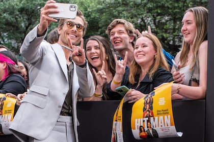 Fue una velada especial pata Glen Powell, quien no dudó de sacarse fotos con sus fanáticas antes de ingresar a la premiere de Hit Man y ser reconocido por su carrera con un lugar en el Salón de la Fama del Cine de Texas