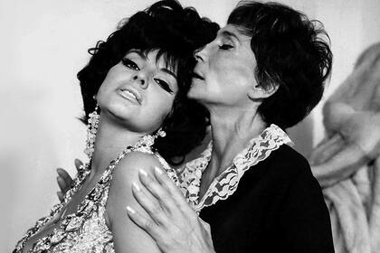 Fuego, de la dupla Isabel Sarli (aquí junto a Alba Mujica) y Armando Bó, se verá precedida de los siete minutos censurados al film Macunaíma, de Joaquim de Andrade