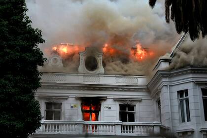 Fuego en la Universidad Pedro de Valdivia, durante las protestas en Chile