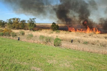 Fuego en los pastizales en la zona del viaducto Rosario-Victoria