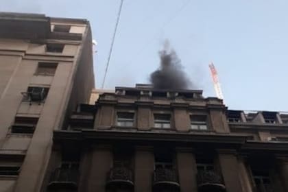 Fuego en un edifico contiguo al Ministerio de Economia