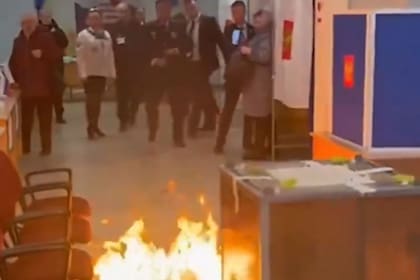 Fuego frente a una urna en Rusia