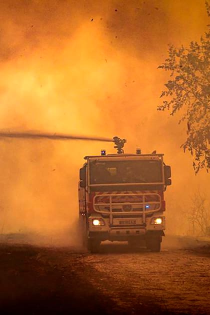 Un incendio forestal cerca de Landiras, en el sudoeste de Francia; una serie de incendios forestales está arrasando partes de Europa, con bomberos luchando contra las llamas en Portugal, España y el sur de Francia. (AP)